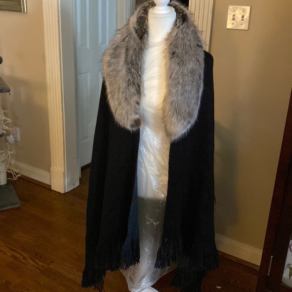 NWT- Dillards brand- shawl/ wrap  with faux fur collar